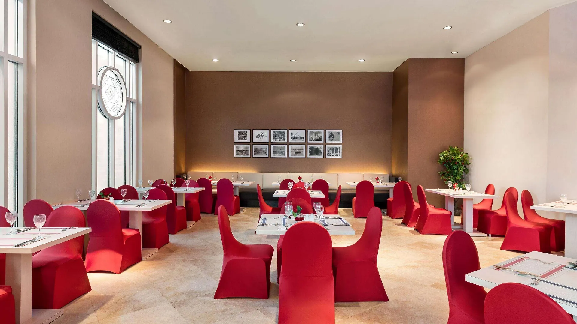 Отель Ramada Plaza By Wyndham Dubai Deira