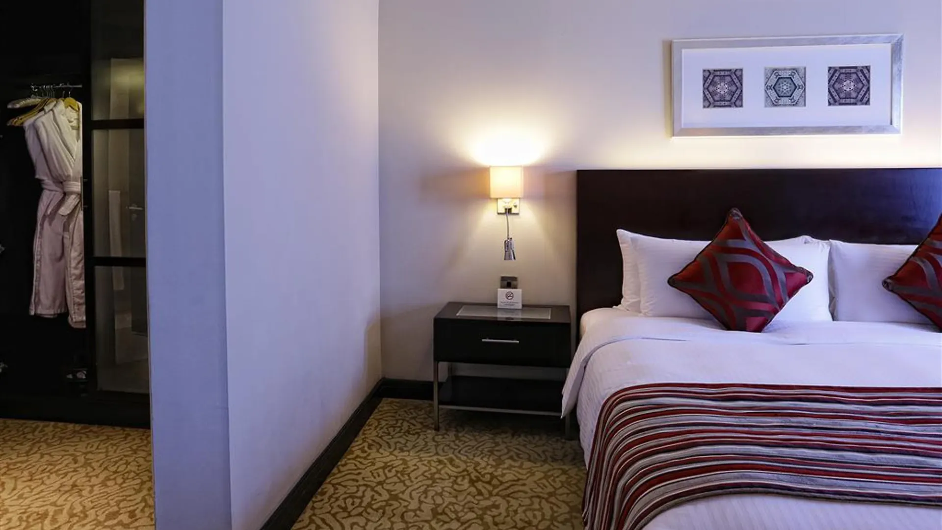 Отель Ramada Plaza By Wyndham Dubai Deira 4*,